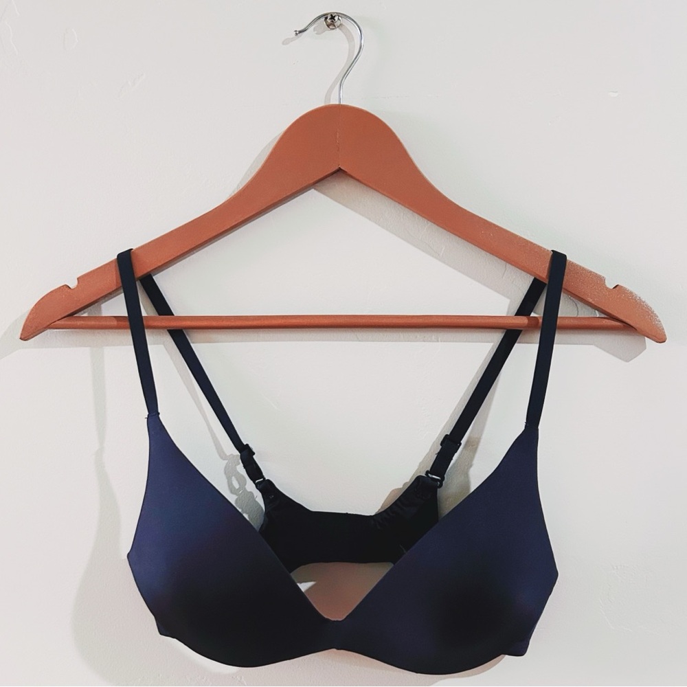 skims | wireless form push-up plunge bra in onyx ↷ - Picture 2 of 16